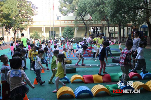 小萌娃成为“体育明星”这所幼儿园吸引宋庆龄基金会前来“探园”