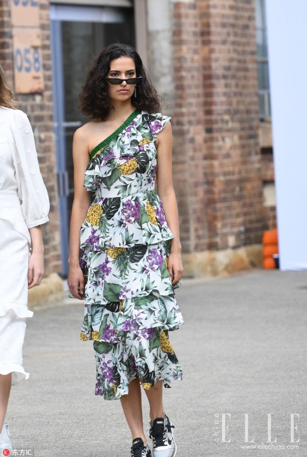 运动鞋配什么连衣裙子好看,运动鞋与裙子怎么搭出高级感