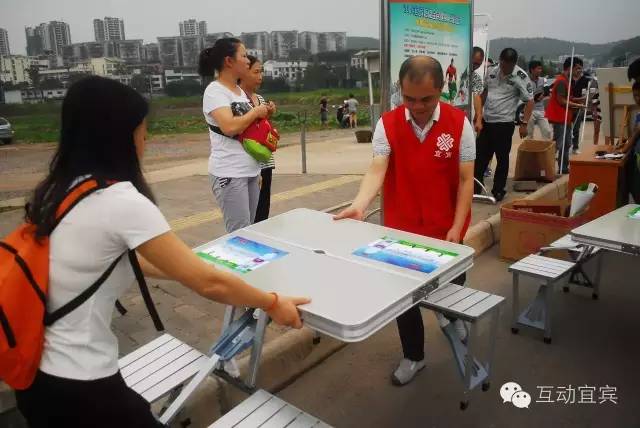 哇塞，龙头山好热闹，人人都在领奖品！