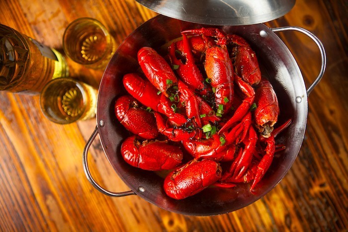 人在路上该怎么走,人在吃饭的时候应该怎么吃