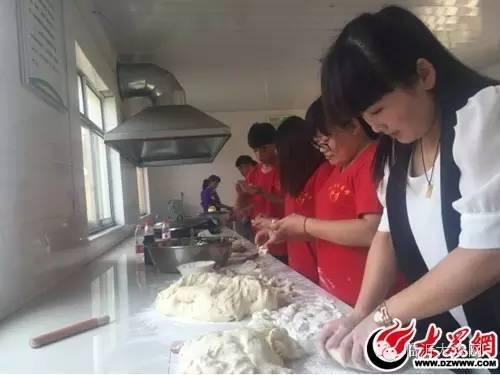 父亲节敬老院慰问活动,志愿者父亲节看望孤寡老人