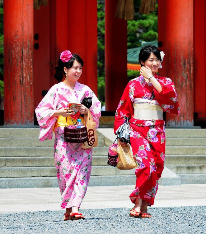 古代女子脱鞋露脚,古代人穿白袜木屐