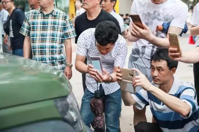 神州专车9·3阅兵车开到重庆，不少市民上车体验