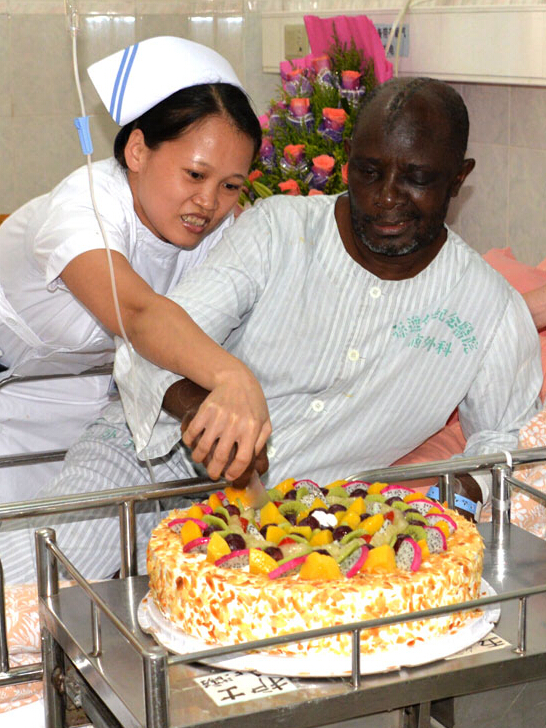 乌干达脑瘤患者被误诊为眼病中山二院高水平手术还其健康