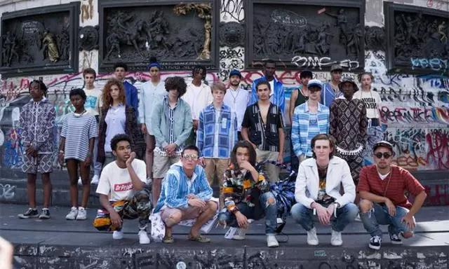 城内的人迷茫城外的人慌张,城里的人不懂城外人的快乐