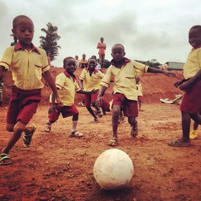 这款足球让数万非洲的贫困人民用上了免费的电。