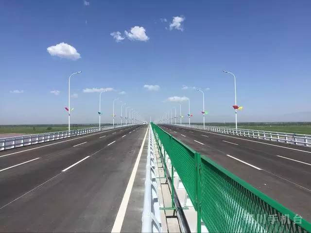 一桥飞架南北通三镇,一桥飞架南北天堑变通途