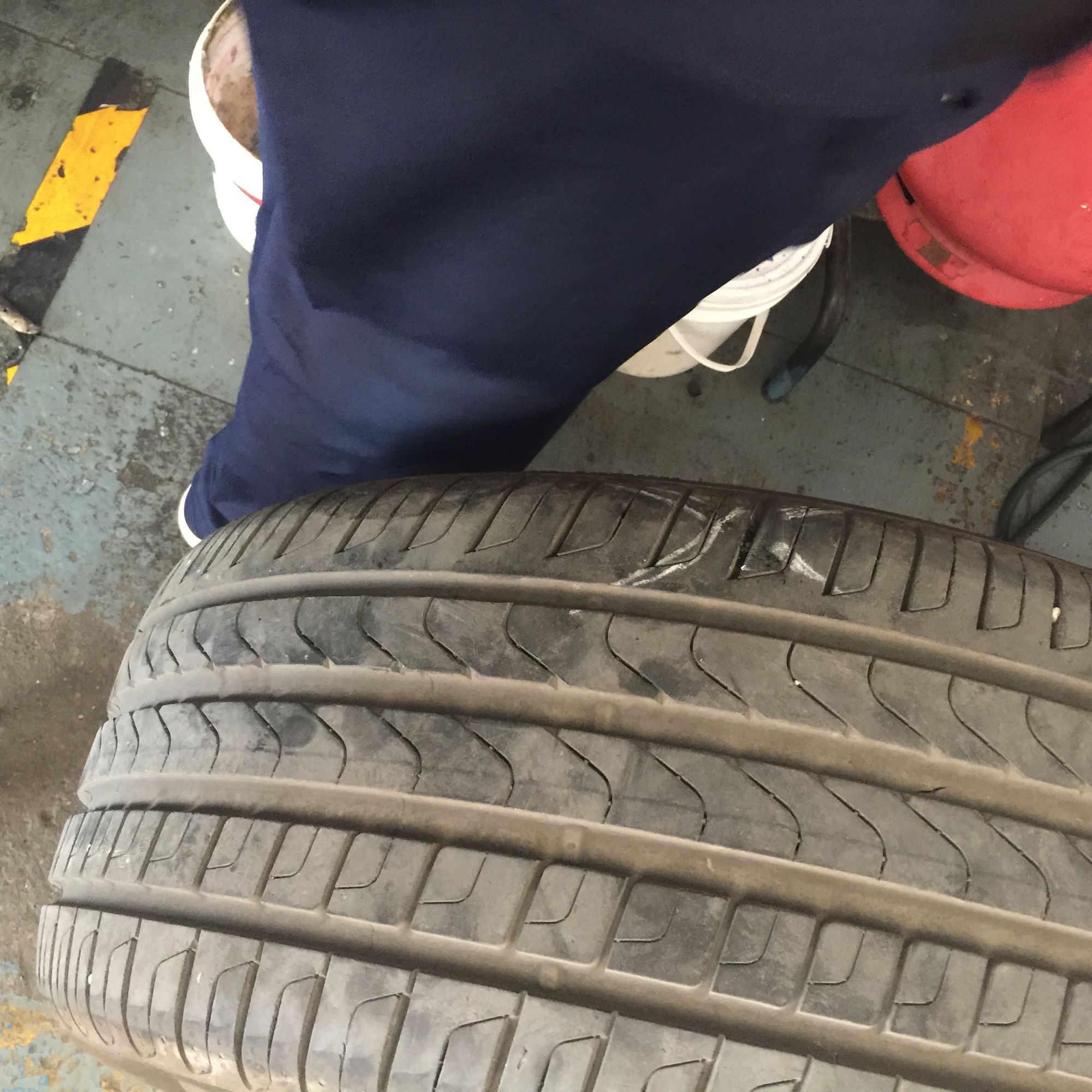 倒霉轮胎扎钉子,倒霉汽车轮胎被扎