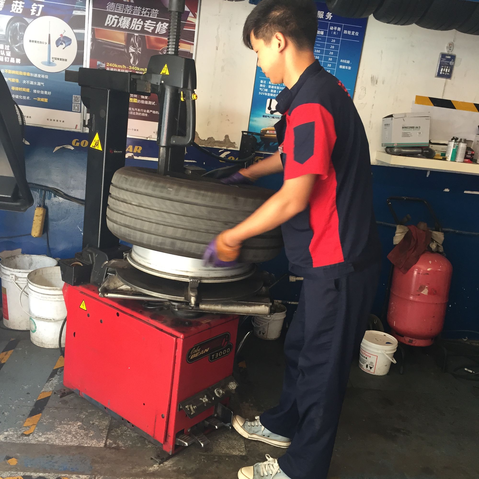 倒霉轮胎扎钉子,倒霉汽车轮胎被扎