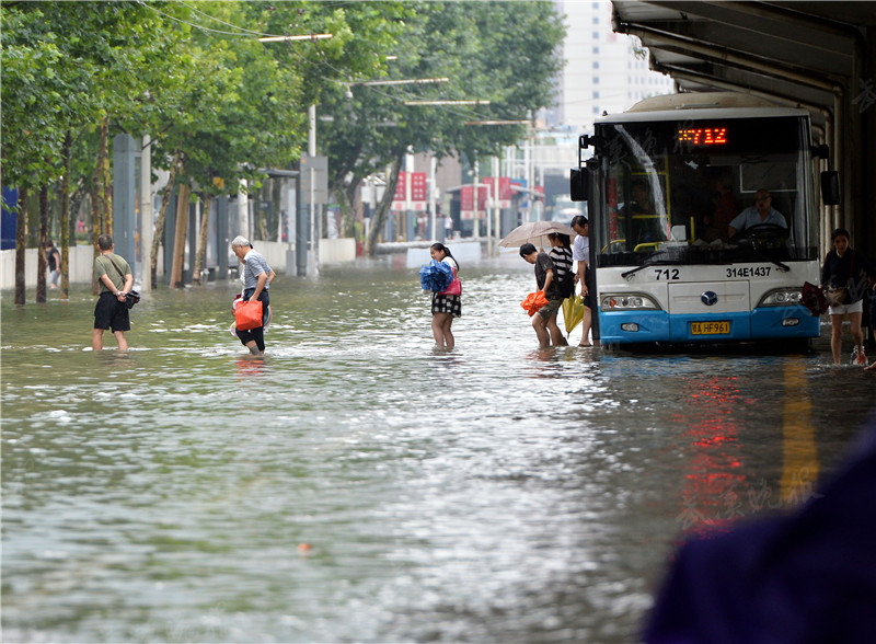 读图|沙袋筑防、架设人行栈桥...我们在这里与水抗争