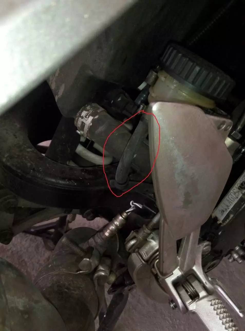 跑一会abs灯就亮abs就失灵,abs刹车失灵解决方法