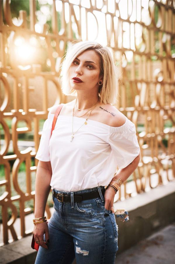 白T桖+牛仔裤，最简单品如何穿出明星范？