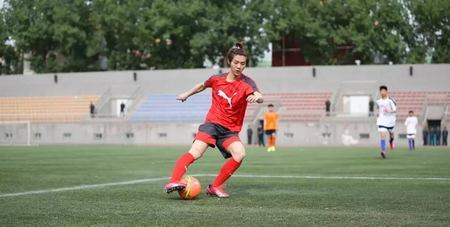 鹿晗踢球明星队,鹿晗踢球什么水平