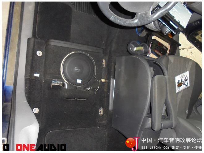 除了超薄低音，看他怎样把低音倒模在座椅下面，很严谨