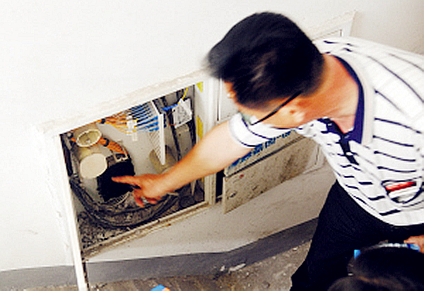 弱电箱附近漏水,弱电箱漏水是开发商线管问题吗