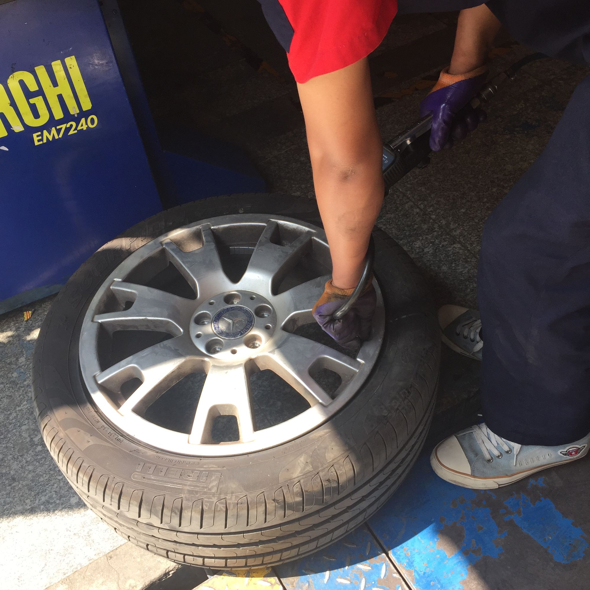 倒霉轮胎扎钉子,倒霉汽车轮胎被扎