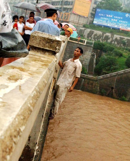 搞笑四人组笑掉大牙标题,笑出眼泪2017年度奇葩新闻大盘点