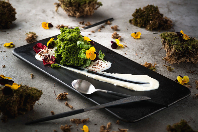 这位当过服装设计师的餐厅老板,搬了一座巴黎花园到餐厅,女孩们