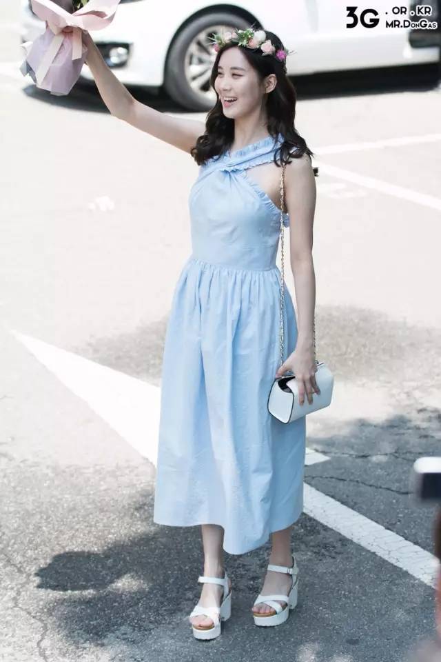 夏日穿搭蓝白色,好看又时髦的夏日穿搭