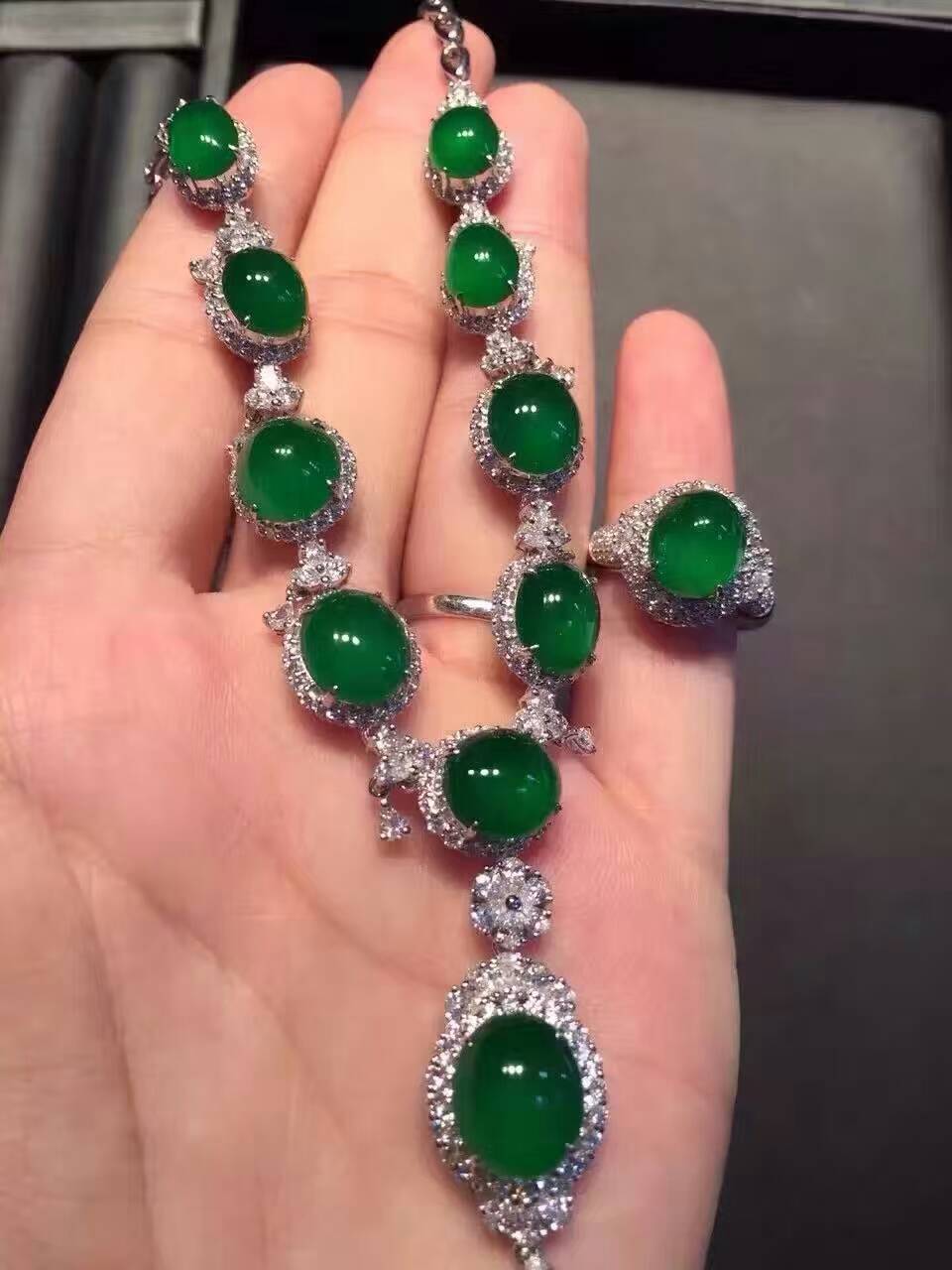 翡翠微商教程4.当一个客户总在询问高价位的货时该怎么做。