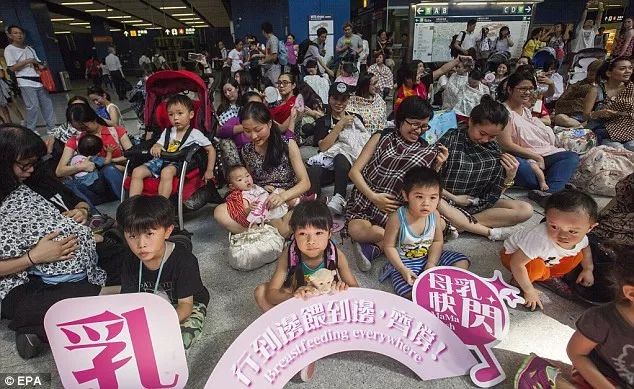 女子给孩子当众哺乳被爸妈指责,年轻妈妈当众哺乳被指责讽刺