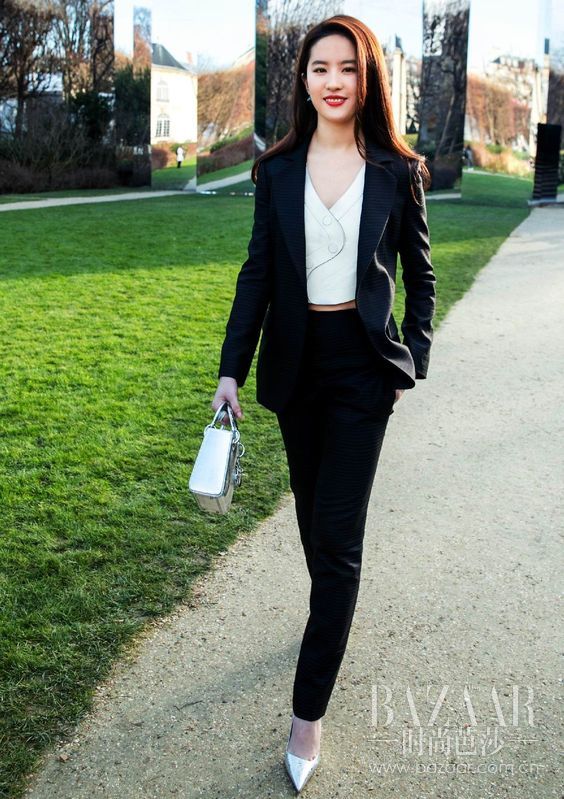 说什么肩宽肩窄难穿衣？穿对了谁管我是倒三角or正三角！