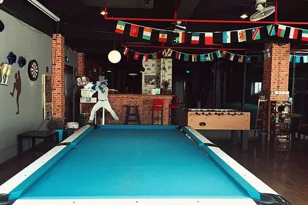 棒球！足球！桌游台球啤酒！在这个超酷的室内棒球馆度过一个慵懒的午后！