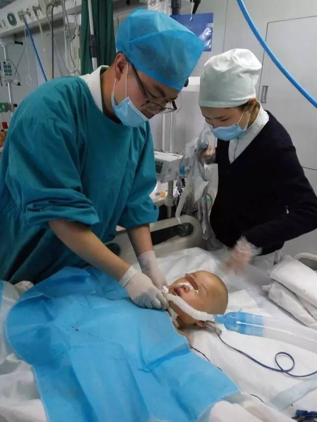 致敬暴雨时守护我们的人,致敬在暴雨中的坚守