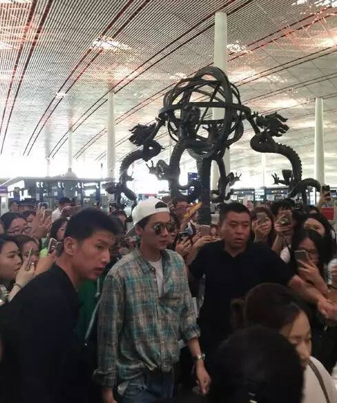 一言不合就堵厕所，小鲜肉你们得带多少保镖才能隔开痴女？！