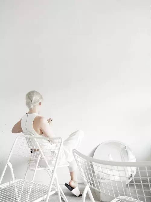 为什么我们穿很多衣服都不奇怪,为什么我们天天都要穿红色的衣服