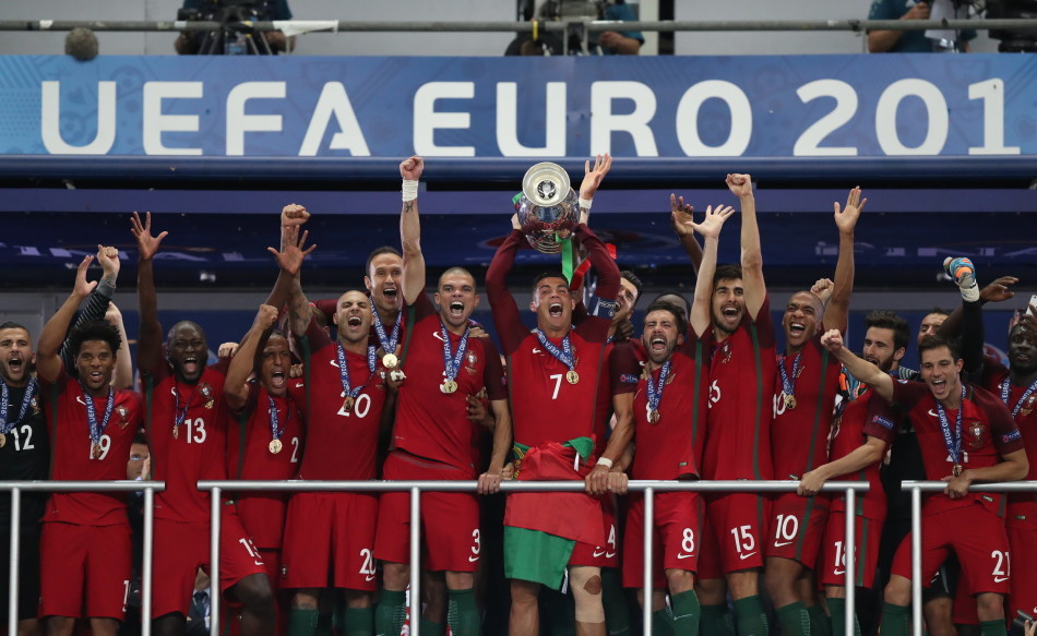 c罗与梅西哪个更强,c罗和梅西相差几岁