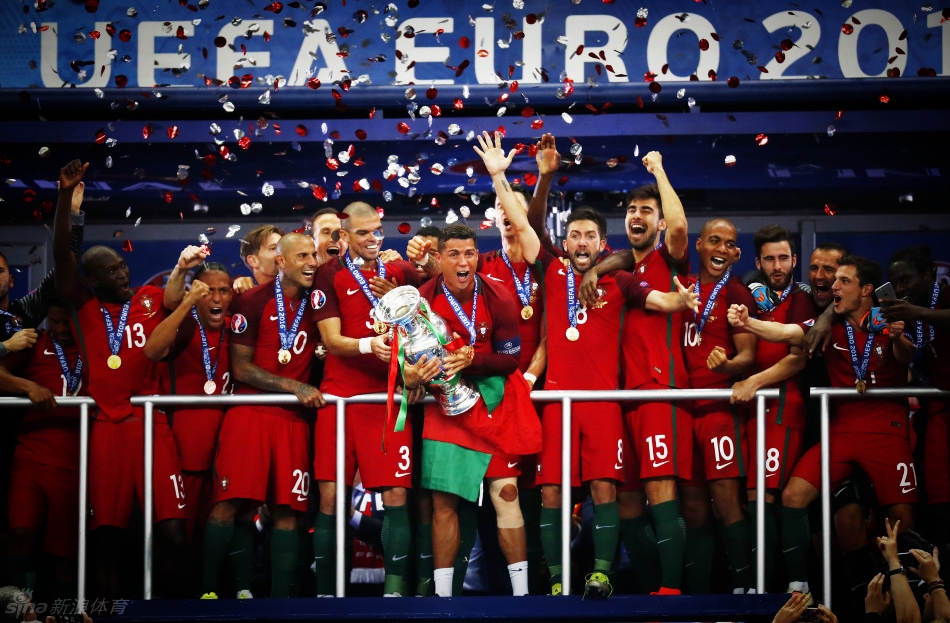 2016欧洲杯葡萄牙夺冠c罗和弗格森,c罗在葡萄牙夺冠回国视频