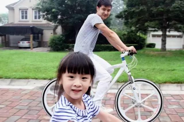 黄多多烧钱式教育,黄多多年薪多少钱