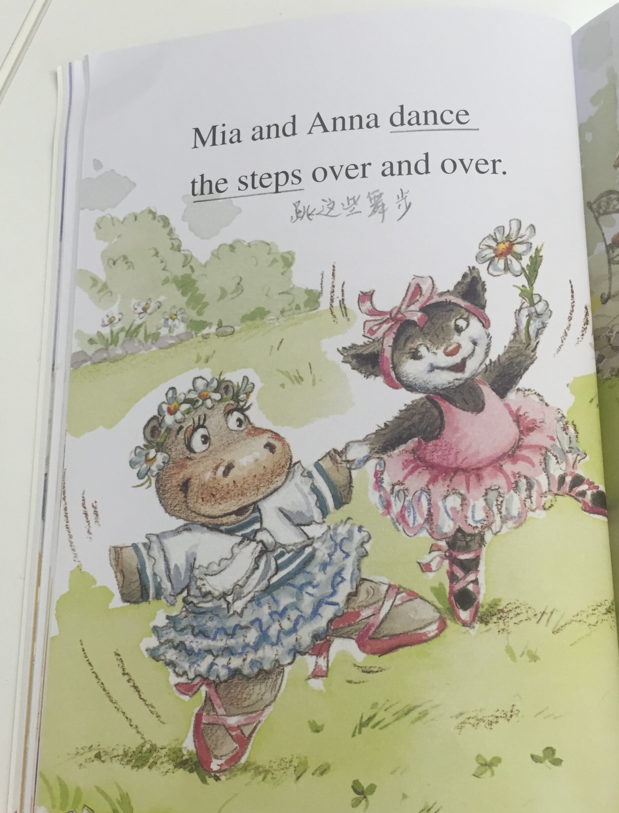 跟小猫Mia绘本学跳舞相关的英文,服装、舞蹈动作应有尽有