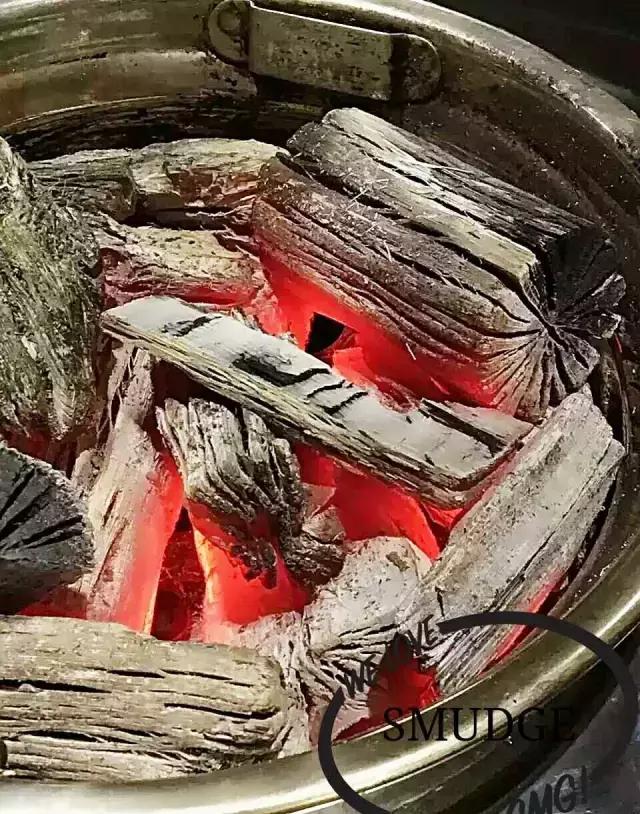 炭火上油脂的高级娇喘，为你撕开这个夏天吃肉的最高性价比