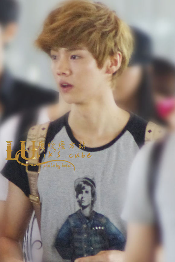 鹿晗巅峰时期有多夸张高街穿搭,鹿晗早期惊艳足球服照