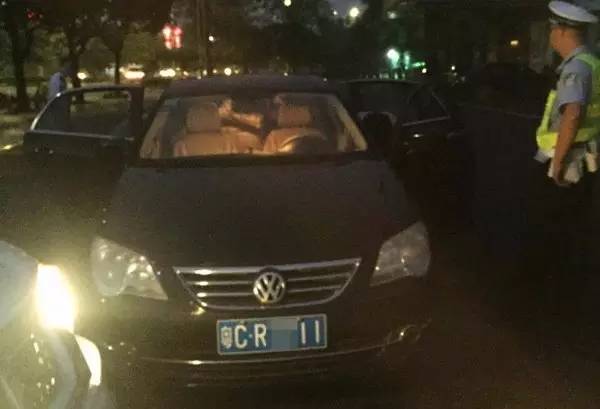 东莞一男子凌晨开车路过珠海被交警抓了！昨晚球赛结束发生这么多奇葩事!