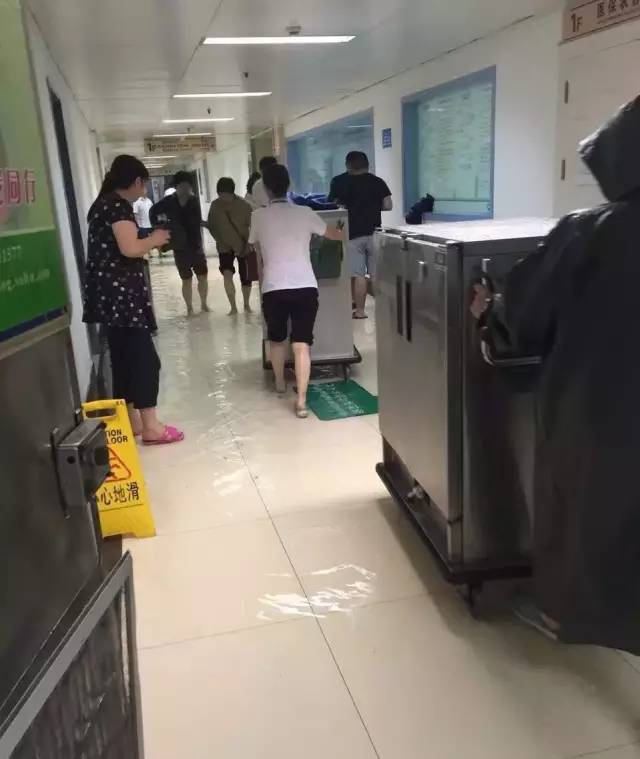 致敬暴雨时守护我们的人,致敬在暴雨中的坚守