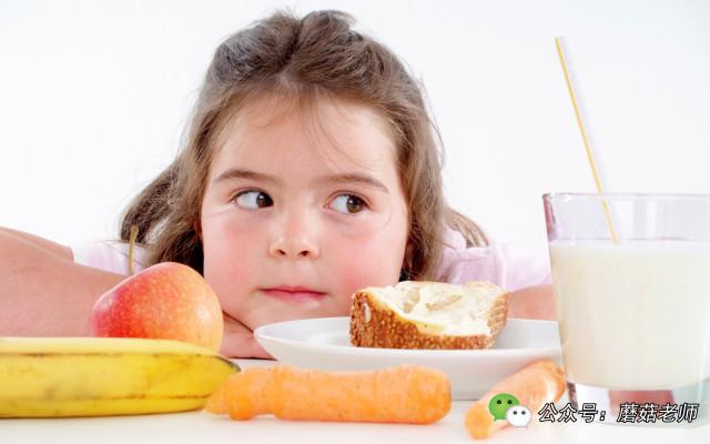 宝宝吃饭到处乱跑不积极如何收拾,孩子吃饭坐不住妙招