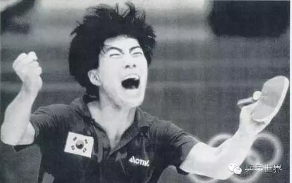 张继科和张怡宁,张继科亲奖杯的视频