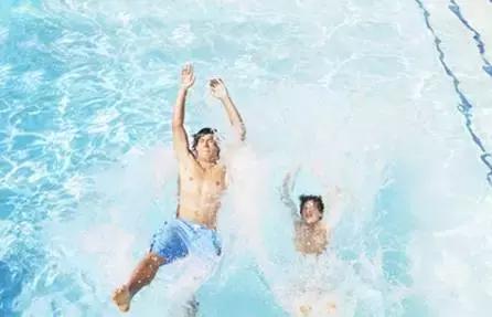 孩子游泳回来眼睛红肿,儿童游泳眼睛发炎怎么办