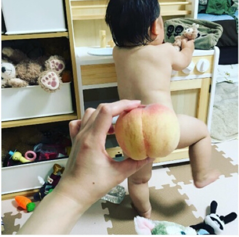 无缝对接丨这才是真正的蜜桃臀！最新晒娃技能走红，娃娃以后咋个面对桃子哦······