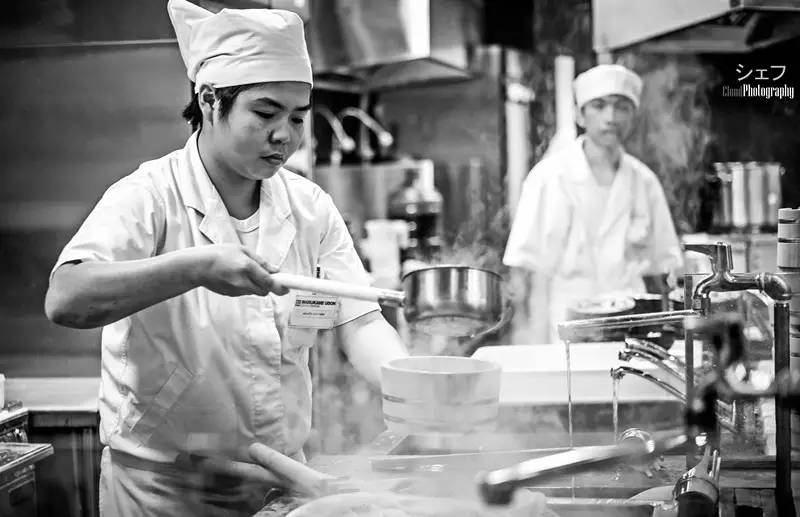 夏天来碗清凉的凉拌乌冬面,三伏天吃一碗热汤面真爽