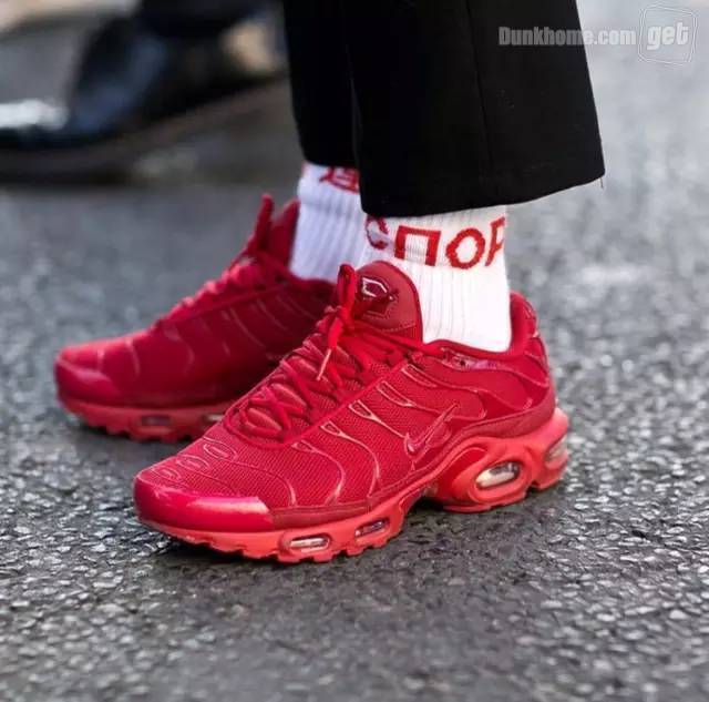 现在流行穿大白袜子,今年春季流行袜子外露