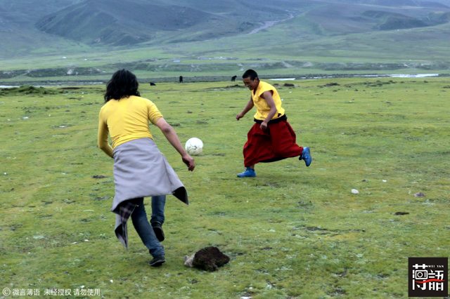 西藏雪山上的足球,足球西藏高原