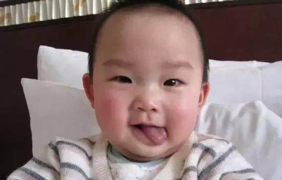 宝宝咬到舌头吃什么,孩子吃饭咬到嘴巴侧边的肉