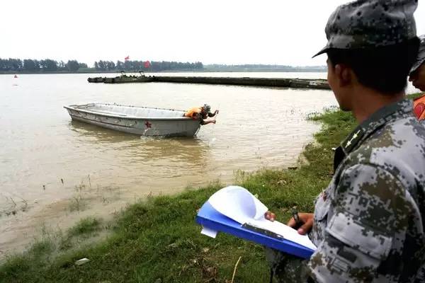 “神勇”冲锋舟：洪峰中架起生命的桥梁