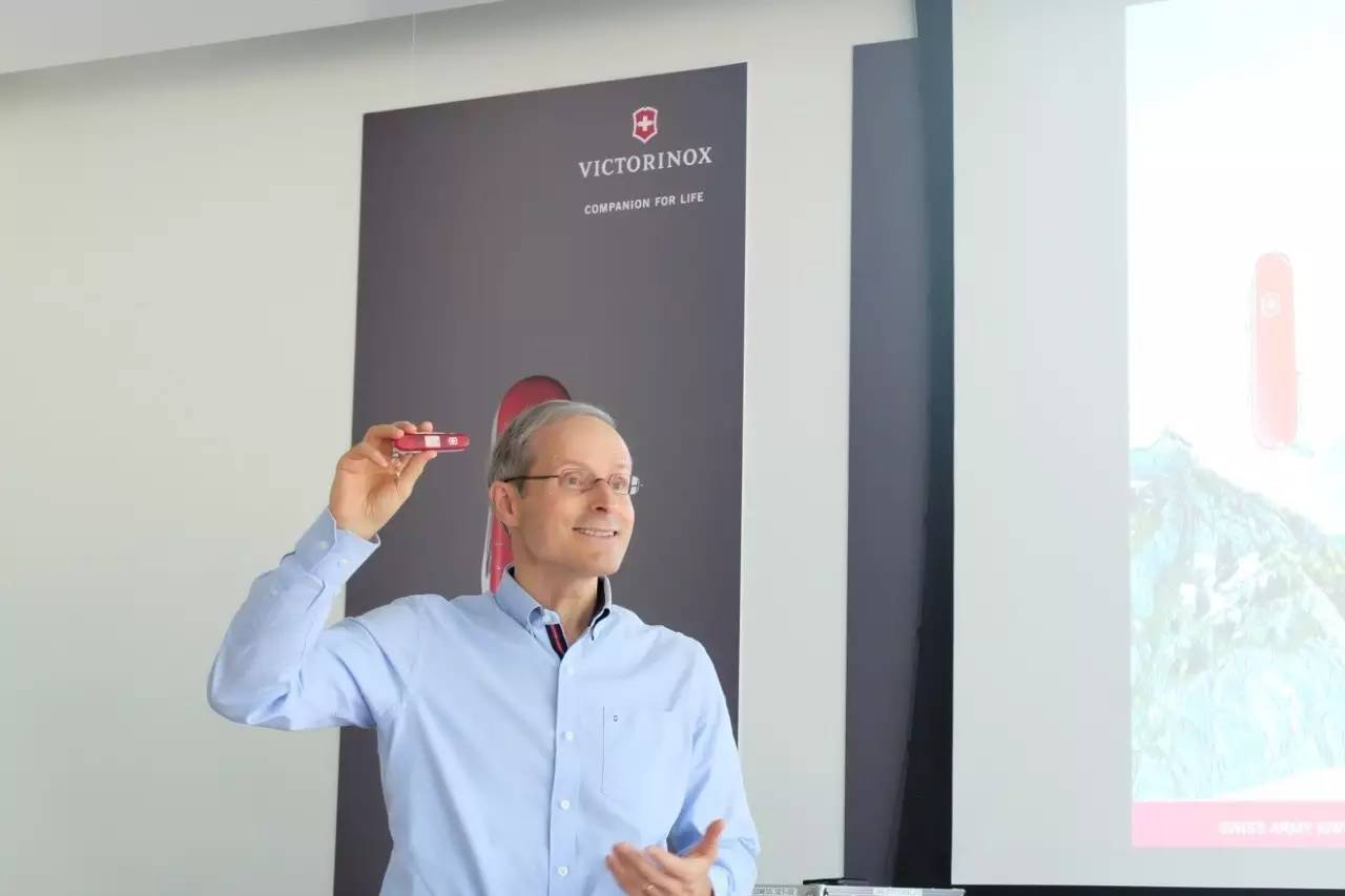 瑞士军刀和军刀哪个好,瑞士军人刀