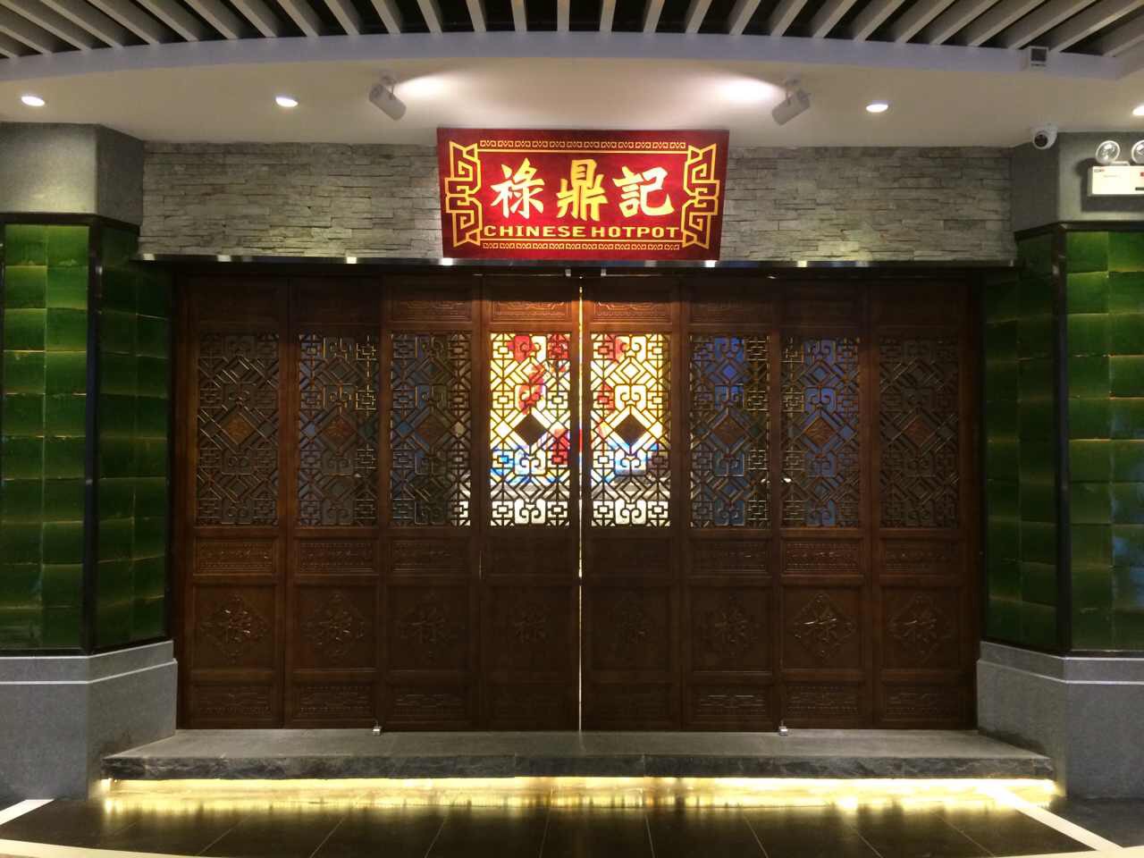 揣着做潮牌的心来卖酸菜鱼，会把店铺开成什么模样？