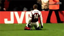 绿茵场庆祝动作,足球庆祝动作克洛泽